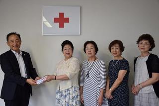 赤十字奉仕団義援金贈呈の写真