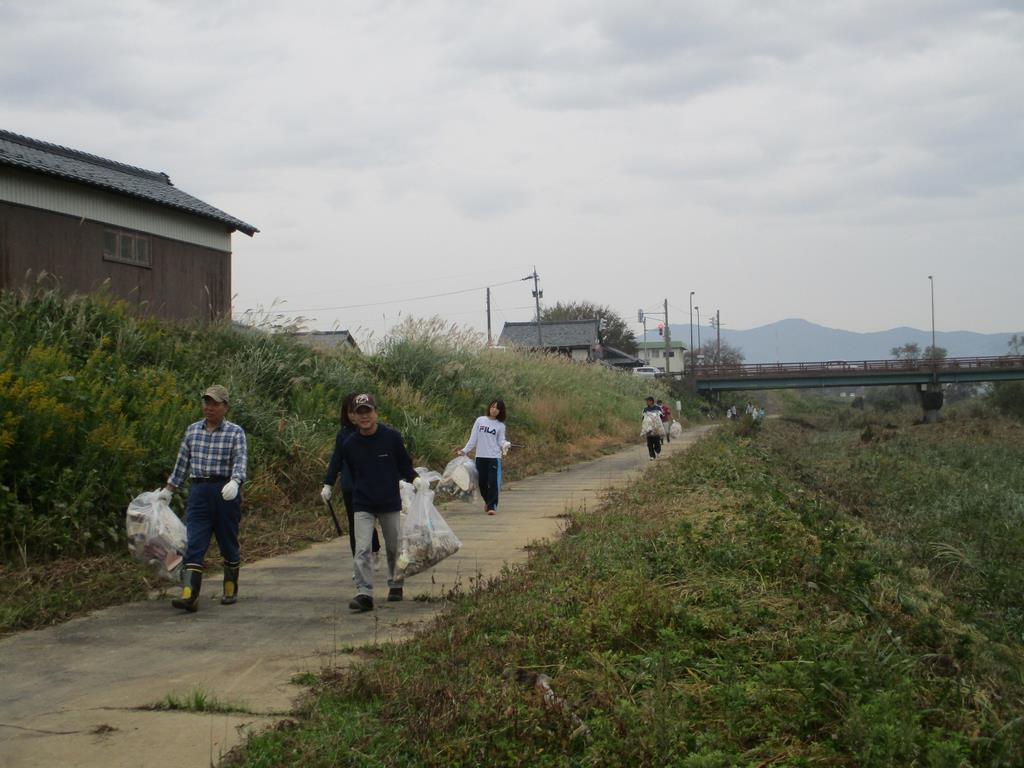 平成29年10月28日日野川河川敷清掃の写真1