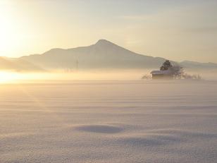 下太田町から見た朝日に浮かぶ日野山