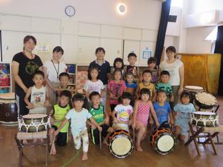 和太鼓の練習をしている藤倉保育所に訪れた様子