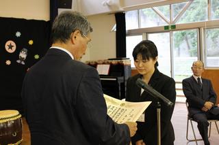 塩竈市長から感謝状を授与される越前市職員の岸本愛香さん