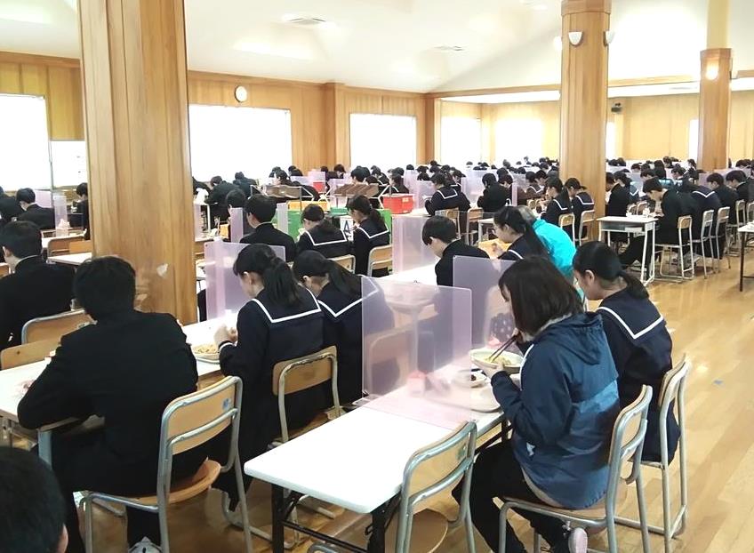 飛沫感染防止対策を講じた学校給食