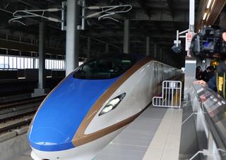 Ｗ7系敦賀駅へ出発