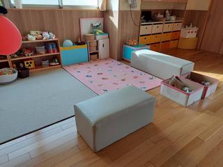 座る