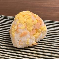 鮭たまおにぎり