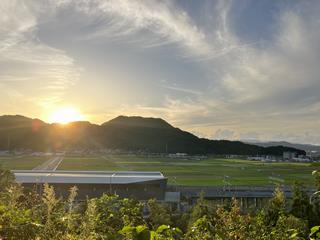 夕日と村国山