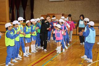 夢先生と仲間の大切さを学ぶ子どもたち