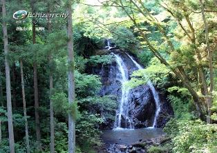 勝連花の滝